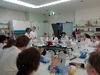 Galerie 4 Genlabor. Auch hier wird das Pipettieren gezeigt. Foto KALM.jpg anzeigen.
